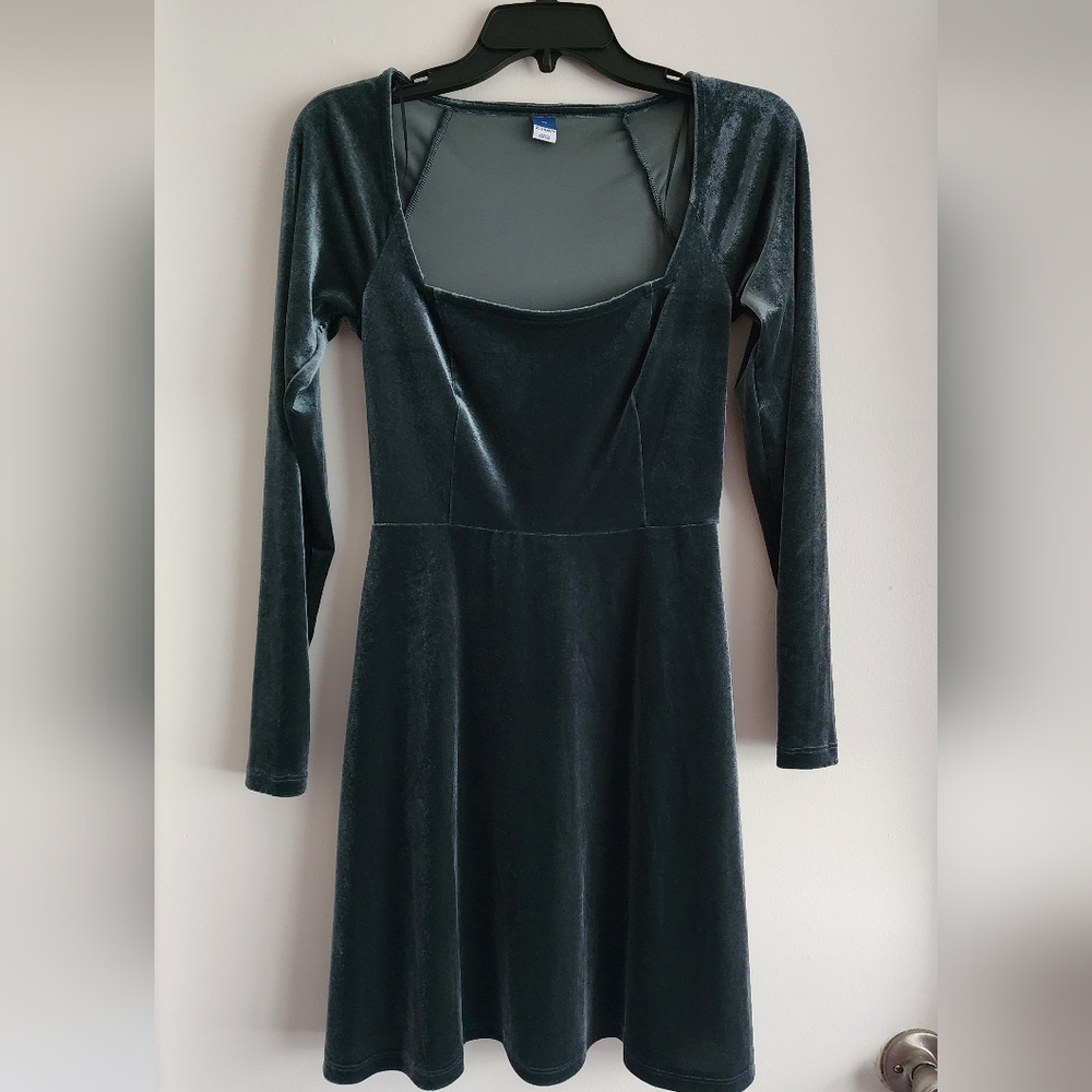 Velvet Scoop Neck Long-Sleeve Dress in Emerald Green